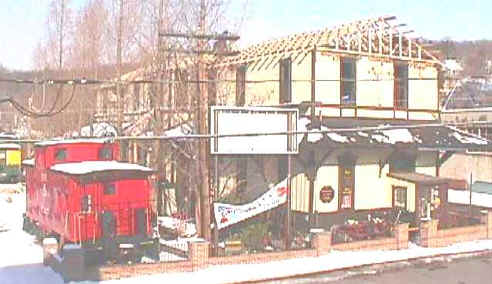 [01_22_01][1st_day_trusses]_web.jpg (33585 bytes)